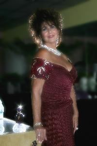Lynn DeMarco as Elizabeth Taylor